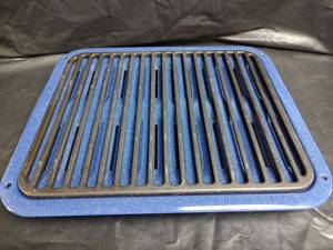 lot 605 image: Blue Speckled Enamelware Broiler Pan with Grill Rack