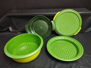 lot 625 image: Green and Yellow Microwave Vegetable Steamer Set