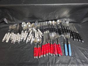 lot 654 image: Large Mixed Cutlery Set with Colored Handles 58pc