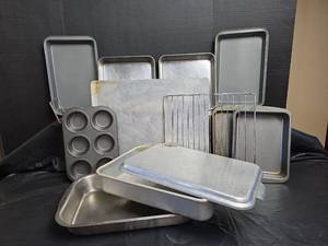 lot 666 image: Baking Pans with Cooling Rack