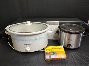 lot 678 image: 2 Crockpots with Removable Inserts and Liners