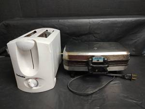 lot 684 image: Chefmate Toaster and Vitantonio Belgian Waffle Maker