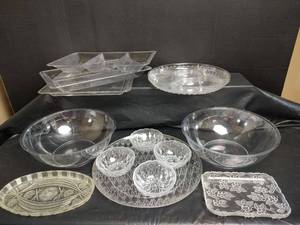 lot 686 image: Mixed Plastic Serving Dishes