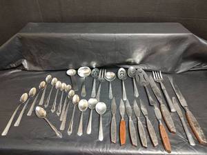 lot 689 image: Flatware 32 pieces