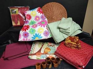 lot 704 image: Tablecloths, Napkins, and Accessories