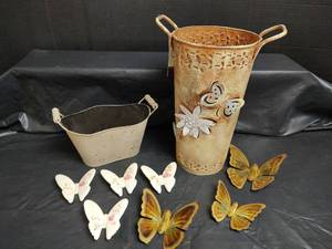 lot 712 image: Home Decor