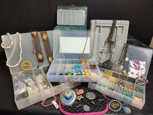lot 714 image: Jewelry Making Supplies