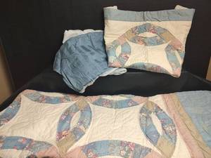 lot 747 image: Double Wedding Ring Bedspread with Pillow Shams and Dust Ruffle, 82 x 82 Fullsize