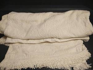 lot 748 image: Morgan Jones Full Size White Cotton Cable Knit Bedspread