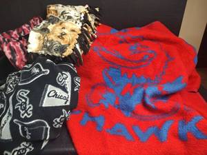 lot 750 image: 3 Fleece Blankets and Bulk Chicago Whitesox Fleece Material