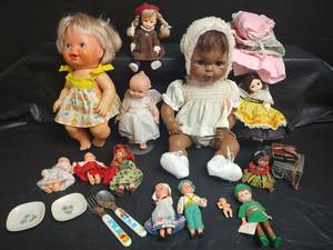 lot 755 image: Mixed Doll Collection