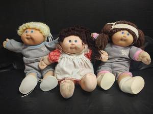 lot 757 image: Cabbage Patch Kids Dolls