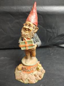 lot 779 image: Tom Clark Gnome Figurine Happy with Gift Package with Cert of Authenticity, Signed