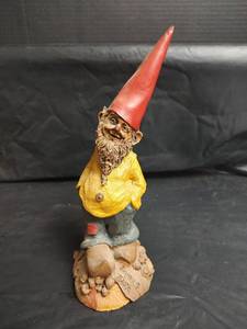 lot 780 image: Tom Clark Shiner Gnome Figurine with Certificate of Authenticity, Signed