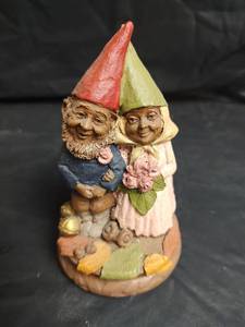 lot 784 image: Bride and Groom Garden Gnome Wedding Figurine, Cert of Authenticity