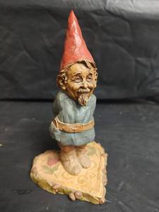 lot 785 image: Tom Clark Gnome Figurine Val-R with Red Hat and Heart, Cert of Authenticity
