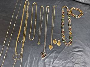 lot 832 image: Gold Tone Jewelry