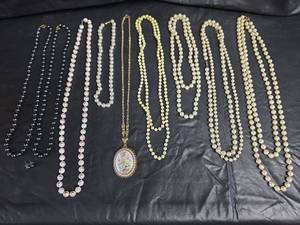 lot 833 image: Pearl Necklace Collection with Floral Pendant