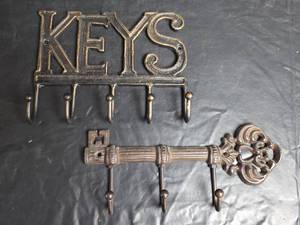 lot 843 image: 2ct Cast Iron Key Hooks Wall Mounts