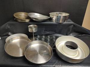 lot 850 image: Commercial Aluminum Cookware and Bakeware Set