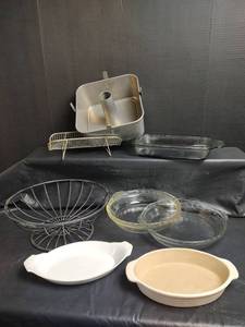 lot 851 image: Mixed Kitchen and Serving Items