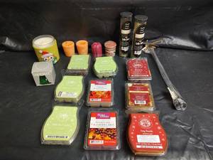 lot 856 image: Mixed Scented Wax Melts and Candle Collection