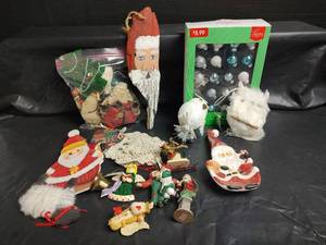 lot 864 image: Mixed Christmas Decoration Ornaments