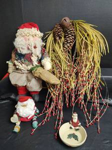 lot 868 image: Christmas Holiday Wreath and Santa Figures