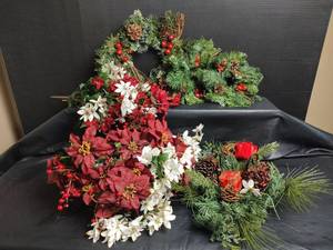 lot 870 image: Holiday Greenery with Pinecones and Berries