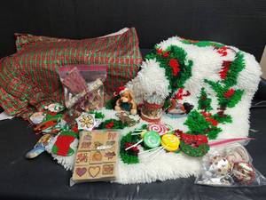 lot 871 image: Christmas Decorations
