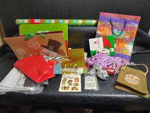 lot 872 image: Holiday Gift Wrapping Supplies