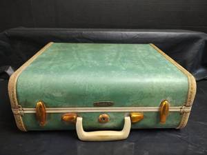 lot 903 image: Vintage Samsonite Green Hard Shell Suitcase with Interior Lining, 21L x 12T x 7D