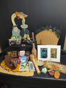 lot 905 image: Mixed Home Decor and Craft Items