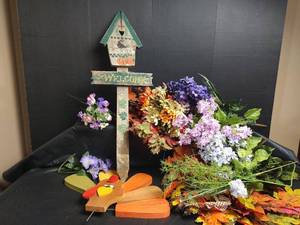 lot 906 image: Fall Decorations with Wooden Turkey, Welcome Sign, and Artificial Flowers