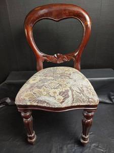 lot 914 image: Victorian Mahogany Heart Back Childs Chair with Tapestry Upholstery