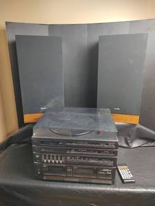 lot 928 image: Quasar CS18 Integrated Audio System with Speakers and Remote