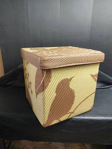 lot 933 image: Woven Plastic Straw Storage Box with Lid and Fabric Lining, 16 x 16 x 16
