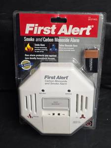 lot 942 image: First Alert SCO1N Smoke and Carbon Monoxide Alarm with Battery