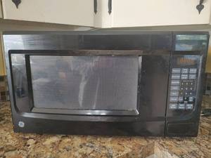 lot 953 image: GE Countertop Microwave Oven 1.5 Cu Ft