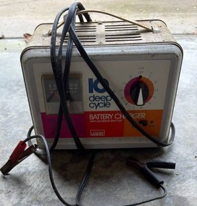 lot 59106 image: Deep Cycle Battery Charger with Automatic Shut-Off - Retail $25