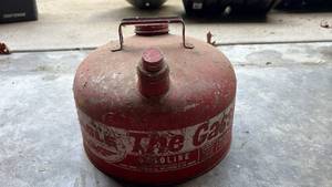 lot 59112 image: Metal Gasoline Safety Can with Handle - Retail $15