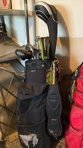lot 59126 image: Golf Club Set with Bag  Mixed Clubs - Retail $75