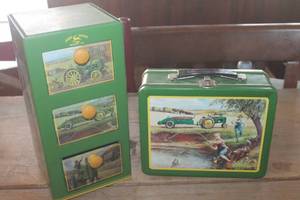 lot 4343 image: John Deere Box wDrawers & Lunchbox