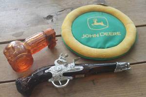 lot 4371 image: Vintage Avon Cologne Bottles & More