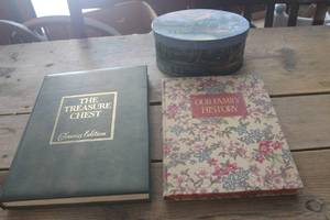 lot 4373 image: Vintage Books and Dcor Box