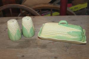 lot 4392 image: Vintage Made in Japan S&P Shakers & Butter Dish