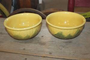 lot 4394 image: Vtg. Shawnee Corn Bowls 6 12 wide