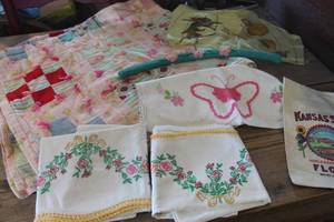 lot 4398 image: Vtg. Flannel Blanket, Pillowcases & More