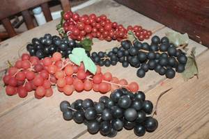 lot 4400 image: 5 sets of Vintage Rubber Dcor Grapes