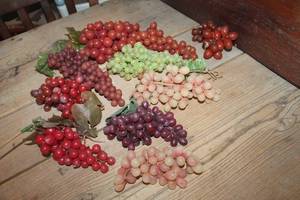 lot 4401 image: 9 sets of Vintage Rubber Dcor Grapes